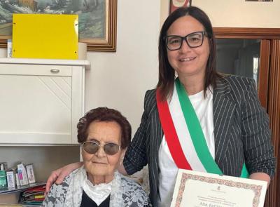 Ada Battellini spegne 102 candeline: è festa a Tolentino