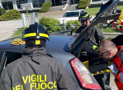 Morrovalle, scontro tra auto e furgone: due feriti, uno estratto dall'abitacolo