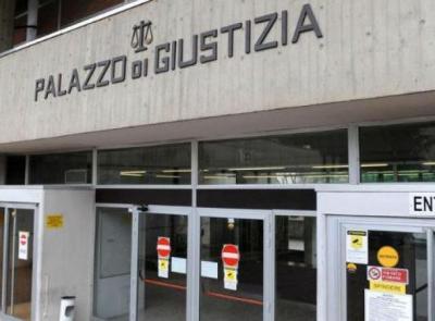 Macerata, lancia il gatto dal secondo piano: condannata e multata per 4mila euro una 43enne