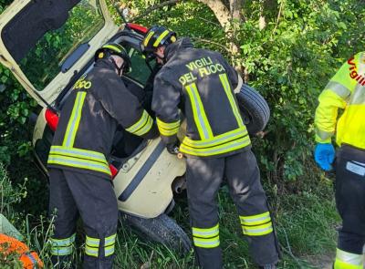 Macerata, auto finisce fuori strada in contrada Vallebona: soccorso un giovane