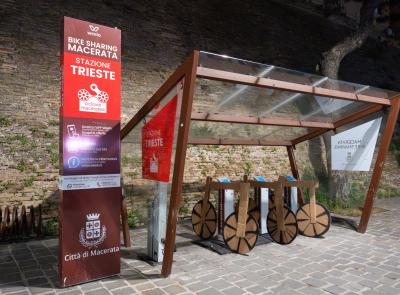 Macerata, bike sharing fantasma: spuntano bici di cartone nelle stazioni vuote. "Spreco di risorse pubbliche"