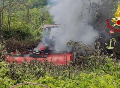 Tolentino, trattore finisce nella scarpata e prende fuoco: 66enne in ospedale