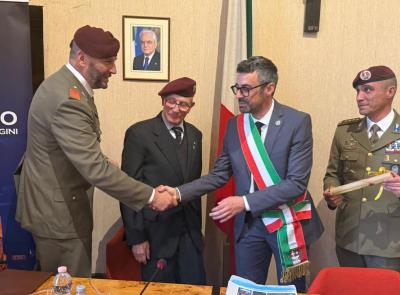 Sarnano celebra la Nembo: conferita la cittadinanza onoraria al Reggimento