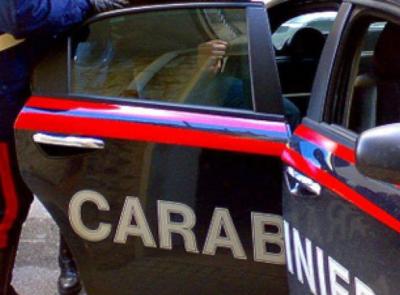 Si barrica in casa con una motosega: fermato dai carabinieri e trasportato all'ospedale