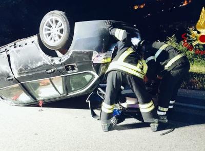 San Severino, finisce fuori strada e si ribalta: estratto dalle lamiere dai vigili del fuoco