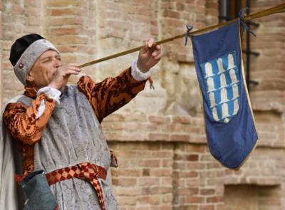 Cena dei Mille e Gruppo Chiarine dedicato ad Angelo Raponi: Camerino inaugura la Corsa alla Spada