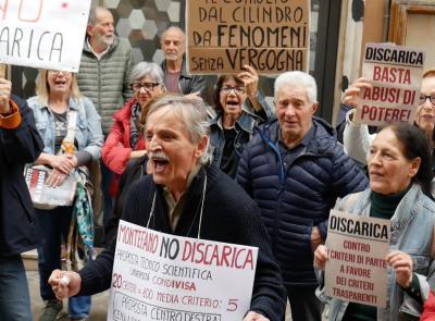 "La discarica non si farà": il grido dei cittadini di Montefano. Protesta davanti alla Provincia (FOTO e VIDEO)