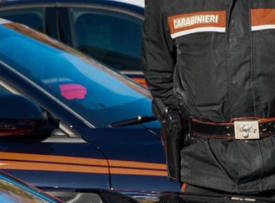 Montecassiano, dà in escandescenze in caserma e colpisce un’auto con un mattone: denunciato 21enne