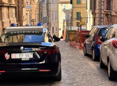 Macerata, si presenta in caserma con la carta d'identità alterata: denunciato un 49enne