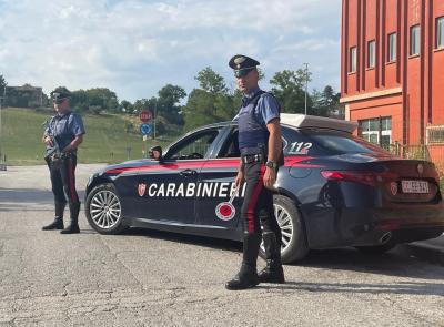 Pollenza, brandisce un pugnale nei pressi di un bar: denunciato 30enne irregolare