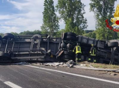 Incidente in autostrada a Porto Recanati, camion sfonda il guardrail: due feriti, uno a Torrette
