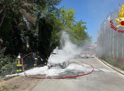 Montecassiano, furgone divorato dalle fiamme: intervengono i Vigili del fuoco