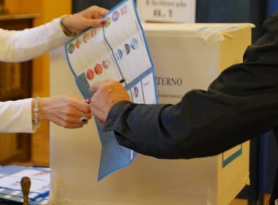 Comunali 2026, urne chiuse: affluenza provinciale al 56,47%, crollo di otto punti a Macerata