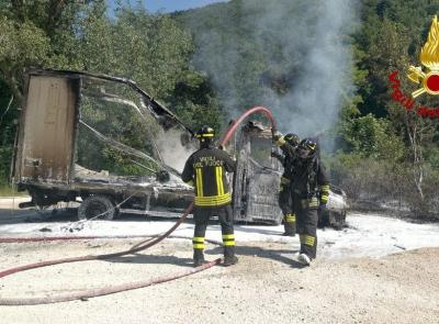 Cingoli, a fuoco un autocarro lungo la Provinciale: le fiamme si propagano su sterpaglie e alberi