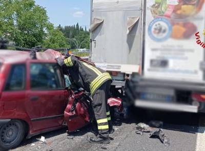 Tolentino, scontro tra auto e furgone sulla superstrada: ferito un conducente