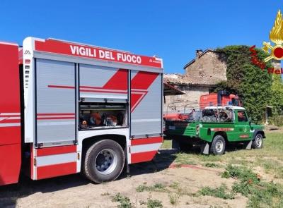 San Severino, va a fuoco un casolare disabitato: scatta la bonifica