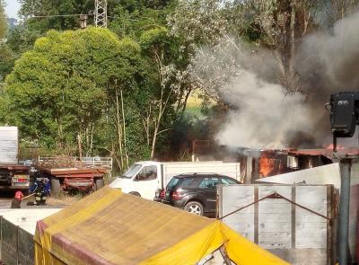 Macerata, fiamme in un capannone: si alza una densa colonna di fumo, vigili del fuoco al lavoro (VIDEO)