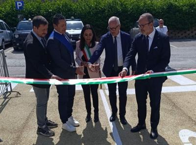 A Visso inaugurato il nuovo hub della mobilità sostenibile: 84 posti auto, ricariche elettriche e bike sharing
