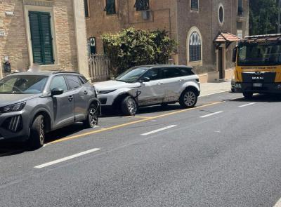 Macerata, fa strike sulle auto in sosta: incidente in viale Diomede Pantaleoni
