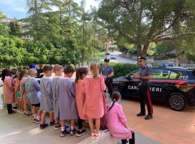 Montecassiano, Carabinieri in classe: lezione di legalità e solidarietà alla Primaria
