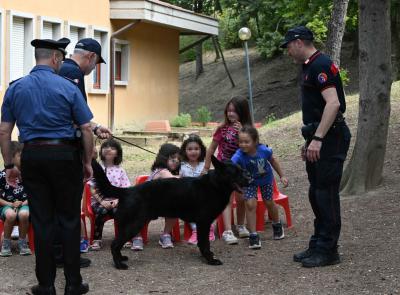 I cani dei Carabinieri conquistano i bambini della scuola di Macerata