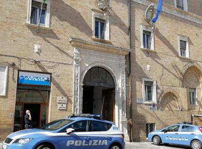Pollenza, brandiva un coltello nei pressi di un bar: rimpatriato 30enne