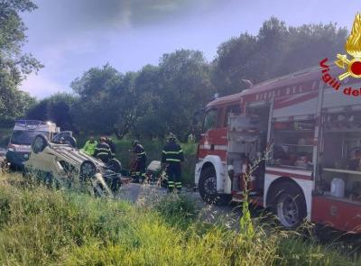 Recanati, auto si ribalta sulla carreggiata: 60enne trasferito a Torrette