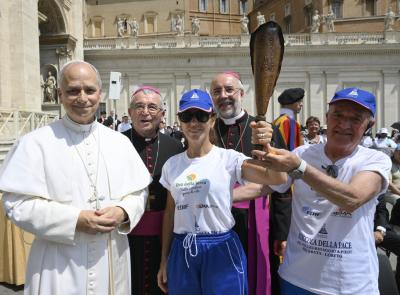 Macerata-Loreto 2026, papa Leone XIV benedice la Fiaccola della Pace in Vaticano