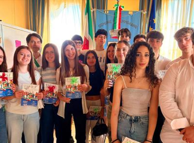 Appignano, festa della Repubblica con i neodiciottenni: consegnata la Costituzione a 15 giovani