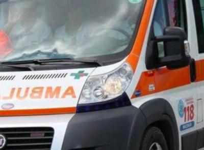 Civitanova, auto si ribalta in via Battisti: anziana al pronto soccorso