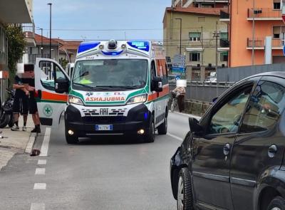 Civitanova, scontro tra auto e scooter: giovane trasportato all'ospedale