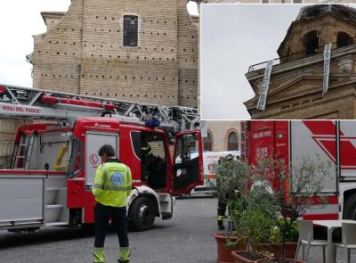 Macerata, protesta choc in cima alla Torre dell'Orologio: scatta il maxi allarme in piazza (FOTO)