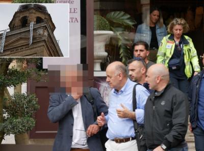 Macerata, protesta choc in cima alla Torre dell'Orologio: scatta il maxi allarme in piazza (FOTO)