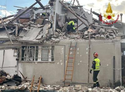 Esplosione all'alba, crolla una palazzina a Porto Sant'Elpidio: un morto, due feriti e una persona dispersa