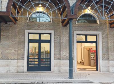 Macerata, riapre l’edicola della stazione in piazza XXV Aprile dopo i lavori: treni ancora fermi
