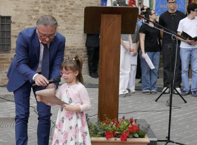 Penelope emoziona tutti alla Festa dei Carabinieri: orgoglio per Castelraimondo