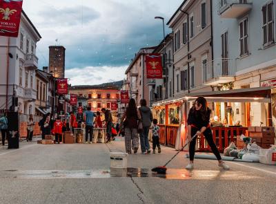Castelraimondo, una notte di lavoro per la 34ª Infiorata del Corpus Domini
