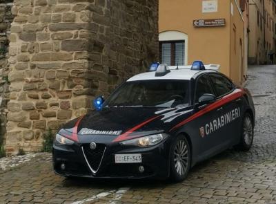 Tolentino, postano un video sui social con armi in auto: denunciati due giovani