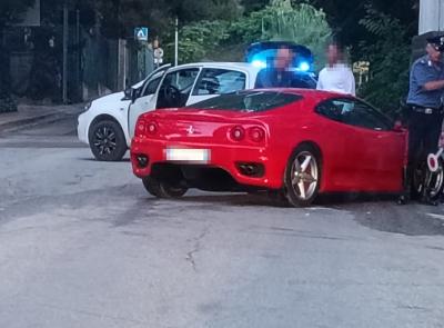 Macerata, scontro tra due auto: Ferrari distrutta contro il muro della Polizia Stradale. Un ferito