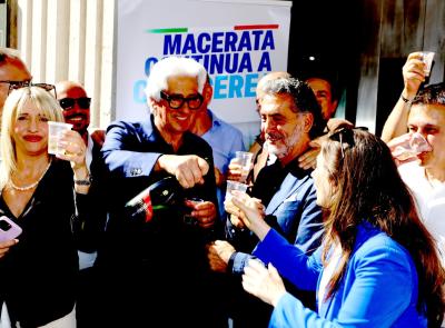 Parcaroli, le prime parole da sindaco bis: "Basta cattiverie, dedico la vittoria alla mia famiglia" (FOTO e VIDEO)