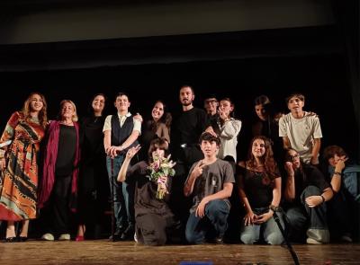 Applausi e forti emozioni al Teatro Conti: i ragazzi di Civitanova incantano con "Fuori tempo"
