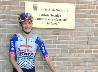 Guarda chi c'è a lezione: Giulio Pellizzari torna all'Antinori per l'ultimo giorno di scuola