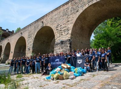 Tolentino, i dipendenti di Arena e Plastic Free ripuliscono la città: rimossi quasi 90 chili di rifiuti