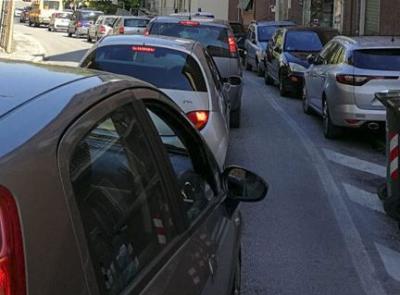 Macerata, conduttura fuori uso: traffico in tilt in via dei Velini