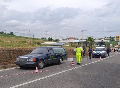 Tragedia a Recanati: scontro tra auto e moto sulla SP77, muore un 60enne (FOTO)