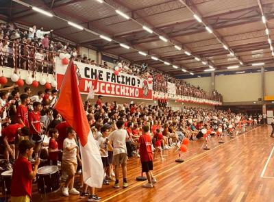 Basket, Macerata domina Tolentino in gara 2: la finale si deciderà in gara 3. Pala Chierici spettacolare