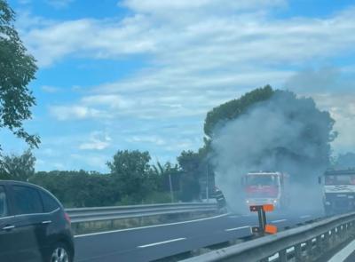Corridonia, sterpaglie a fuoco lungo la superstrada: coltre di fumo sulla carreggiata