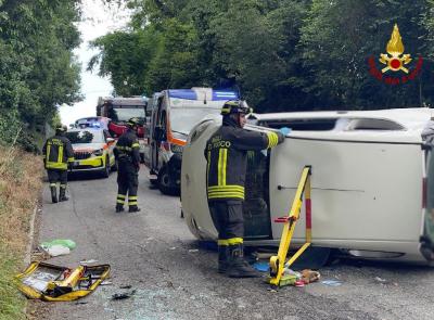 Macerata, perde il controllo dell'auto e si ribalta: donna di 40 anni trasportata all'ospedale