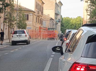 Macerata, ancora traffico in tilt:  cantiere in vicolo Santa Croce manda in crisi la viabilità