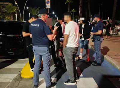 Civitanova, controlli movida: zuffa in uno chalet per una collanina e giovane colpito da un pugno